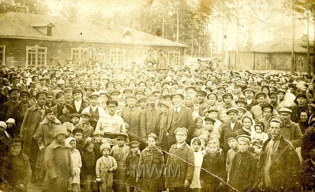 KKE 036.jpg - Grupowa Polaków powracających z zesłania z Kostromy koło Moskwy na stacji Baranowicze, 1918 r.